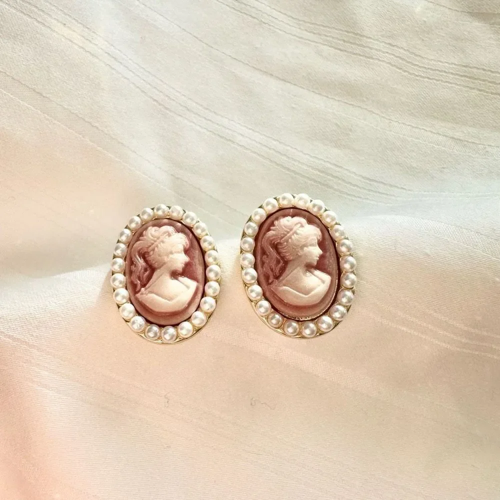 Antique style silhouette dusty rose with pearl earring ￼